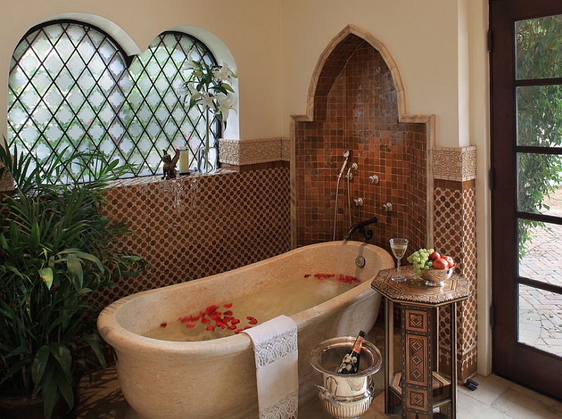 موديلات حمامات فخمة بلمسات مغربية Moroccan-patterns-meet-Spanish-Colonial-style-in-this-lavish-bathroom