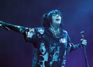 Billie Eilish تسقط على وجهها على المسرح