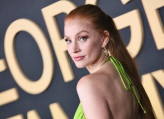 Jessica Chastain تضيء السجادة الحمراء بتصميم من مايكل كورس في العرض الأول لفيلم George and Tammy
