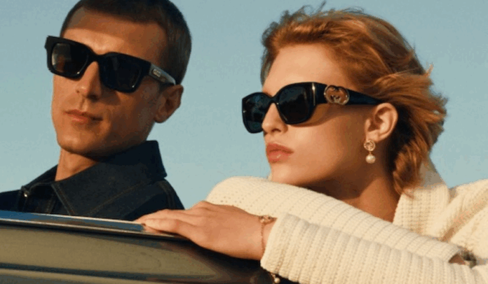 تُقدّم EYEWEAR KERING نظارات GUCCI الشمسية الحصرية للسفر، بالإضافة إلى حملة إعلانية لموسم ربيع وصيف 2025 تُقدّم EYEWEAR KERING نظارات GUCCI الشمسية الحصرية للسفر، بالإضافة إلى حملة إعلانية لموسم ربيع وصيف 2025